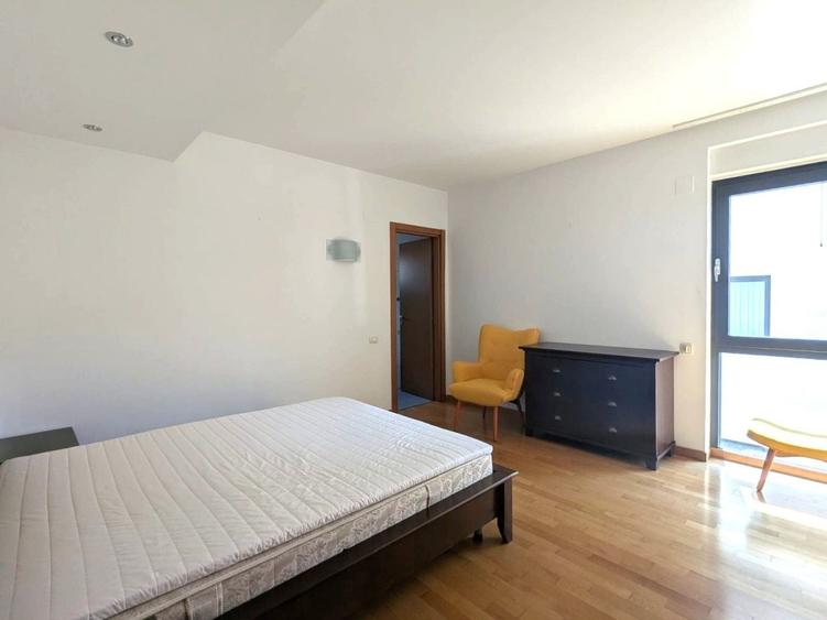 Apartament cu 5 camere decomandat în Capitale
