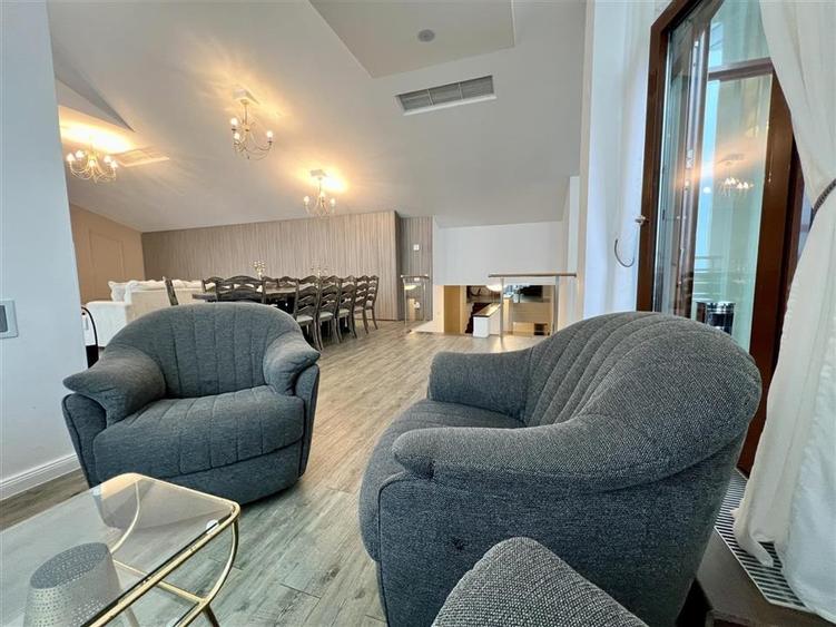 Apartament cu 6 camere decomandat, mobilat în Poiana Brașov