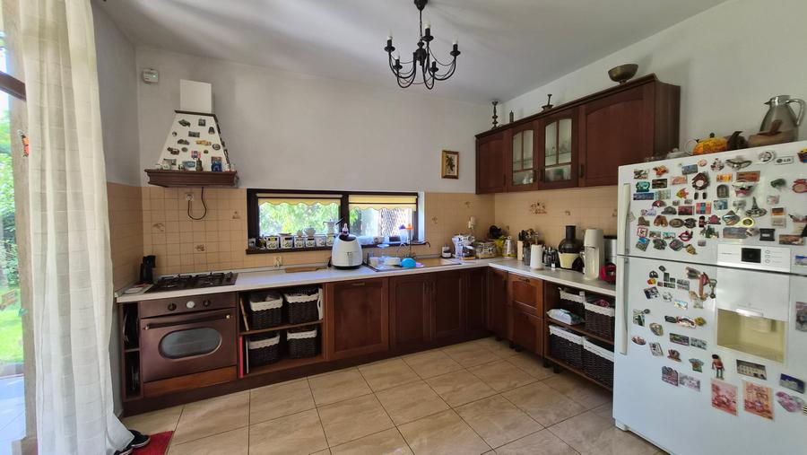 Casă individuală cu 5 camere cu Teren 380 Mp în Lazu