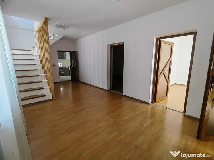 Casă cu 5 camere în Mioriței