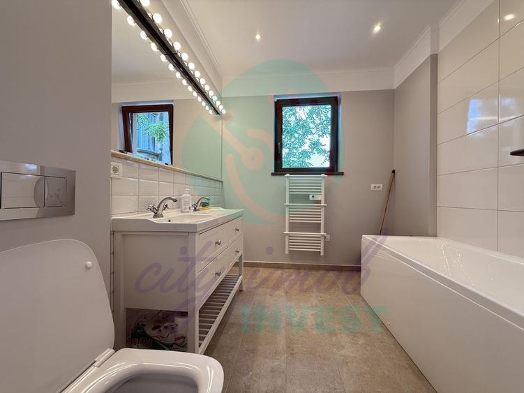 Apartament cu 4 camere semidecomandat, mobilat în P-ța Sfântul Ștefan