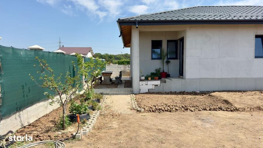 Casă cu 3 camere decomandat în Bâcu