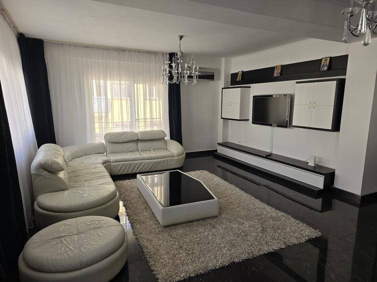 Apartament cu 3 camere decomandat în Roșu