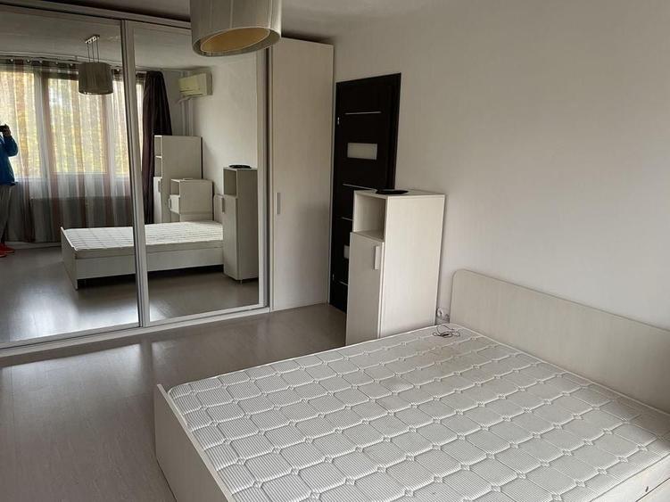 Apartament cu 2 camere semidecomandat, mobilat în Brâncoveanu