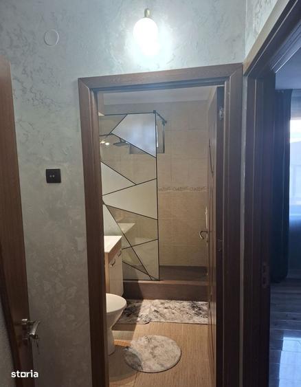 Apartament cu 3 camere semidecomandat în Calea Severinului