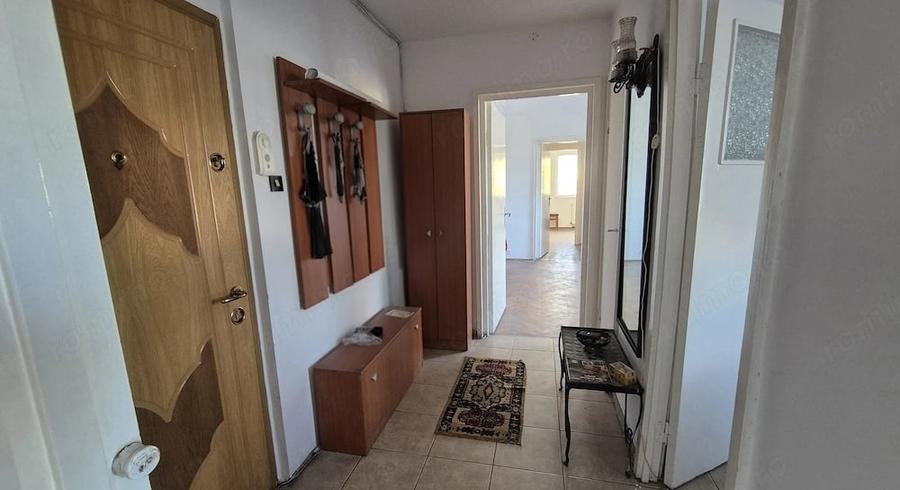 Apartament cu 3 camere semidecomandat în Astra