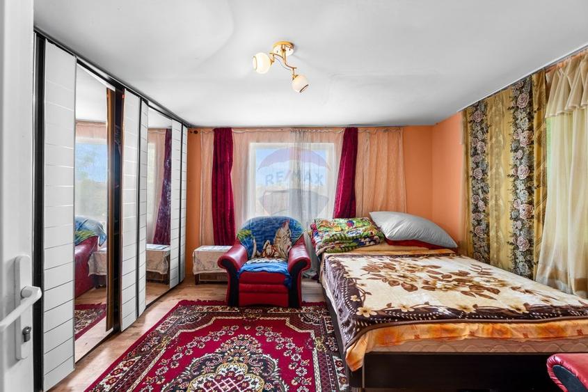 Casă individuală cu 4 camere cu Teren 2422 Mp în Șiria