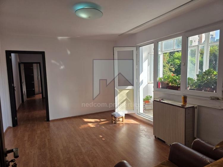Apartament cu 3 camere semidecomandat, mobilat în Berceni