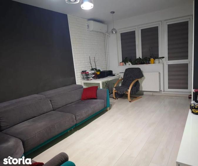 Apartament cu 3 camere decomandat, mobilat în Decebal