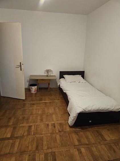 Apartament cu 3 camere semidecomandat, mobilat în Spitalul Județean