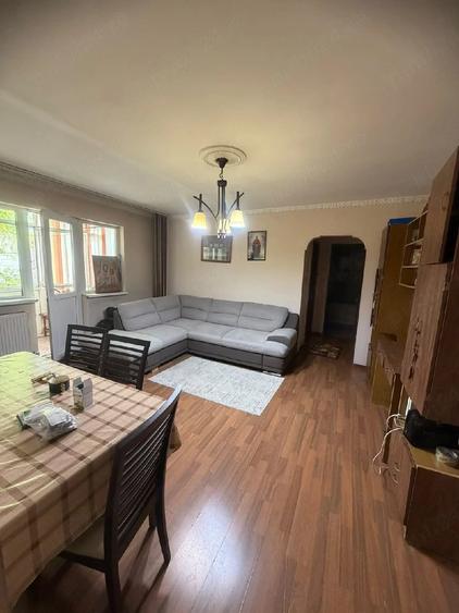 Apartament cu 3 camere semidecomandat în Central
