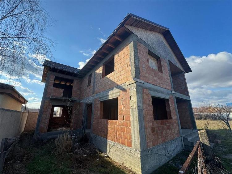 Casă individuală cu 5 camere cu Teren 377 Mp în Câmpineanca