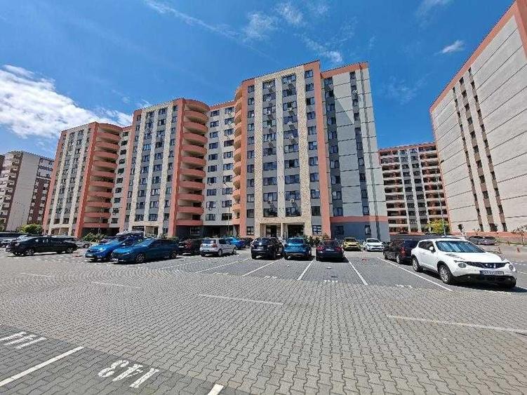Apartament cu 3 camere semidecomandat în Tractorul