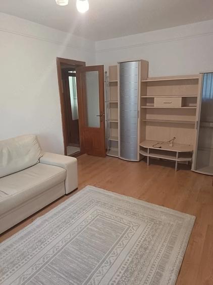 Apartament cu 3 camere semidecomandat în Sud