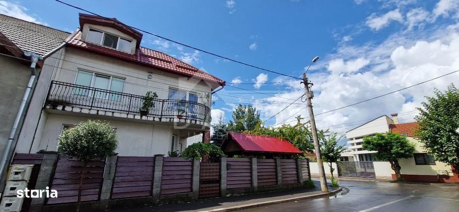 Casă cu 7 camere cu Teren 400 Mp în Central
