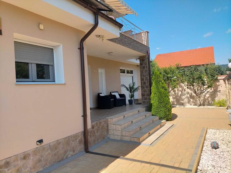 Casă cu 4 camere în Ștefănești