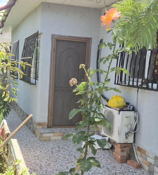 Casă cu 3 camere în Modelu