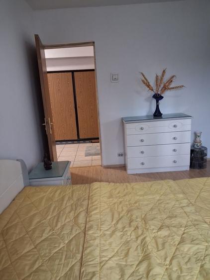 Apartament cu 3 camere decomandat, mobilat în P-ța Victoriei