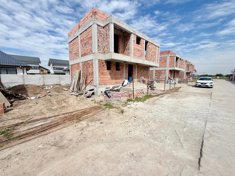 Casă individuală cu 4 camere cu Canalizare în Sud