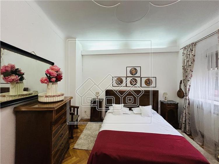 Apartament cu 3 camere semidecomandat în Central