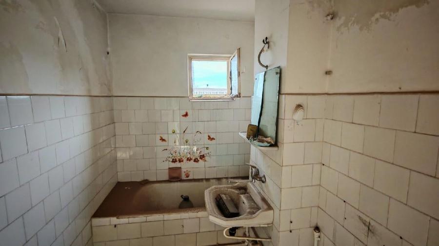 Apartament cu 4 camere semidecomandat în Sud