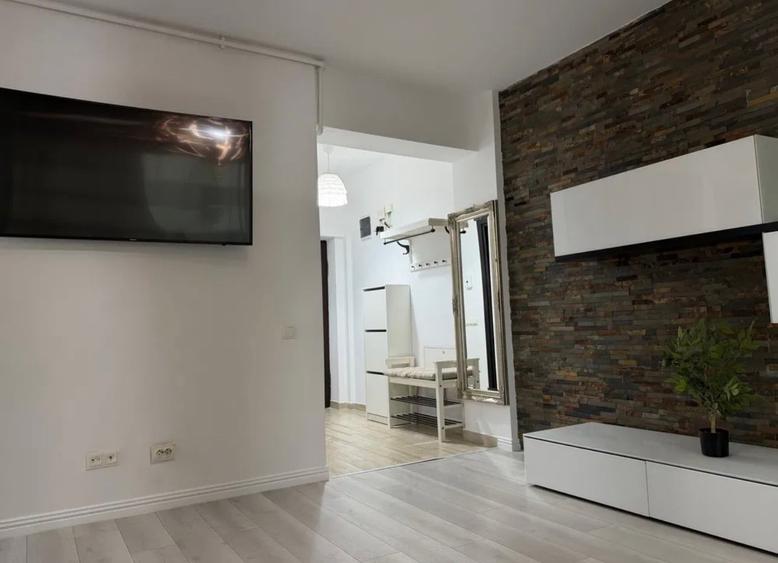 Apartament cu 3 camere decomandat în Păcii