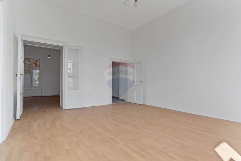 Apartament cu 3 camere semidecomandat în Central
