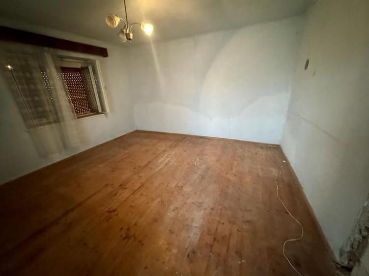 Casă cu 2 camere cu Teren 850 Mp în Uroi