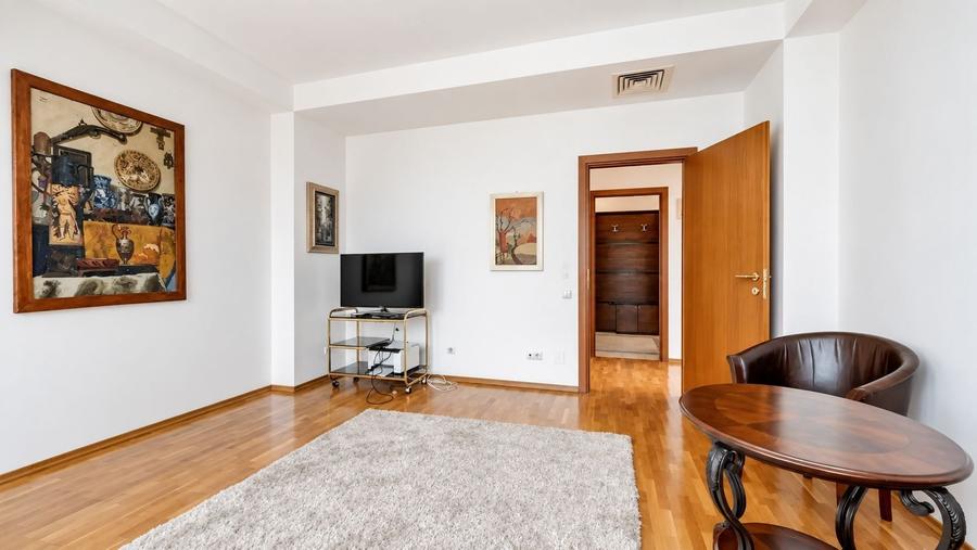 Apartament cu 3 camere decomandat, mobilat în Primăverii
