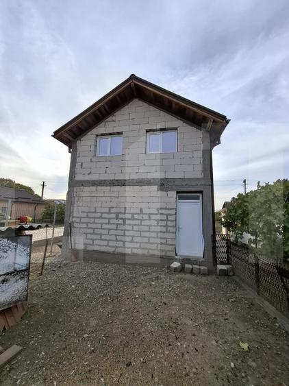 Casă individuală cu 4 camere cu Garaj în Teslui