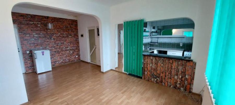 Apartament cu 3 camere semidecomandat în Tineretului