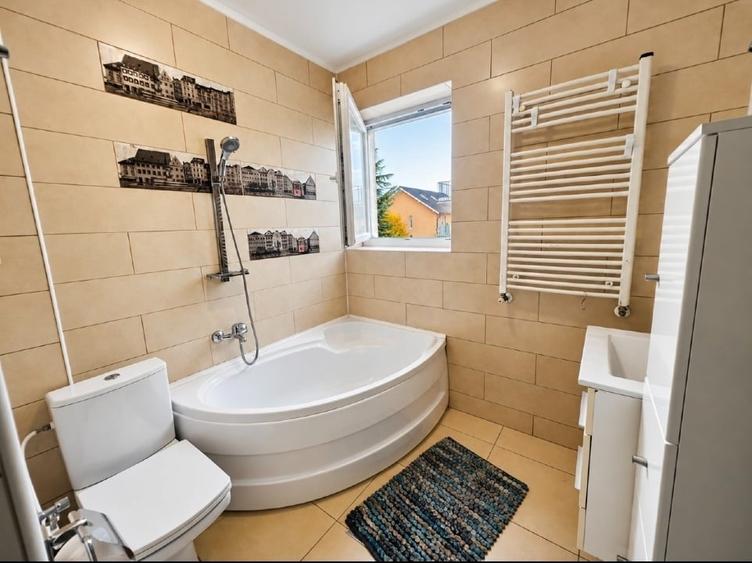 Apartament cu 3 camere decomandat, mobilat în Central