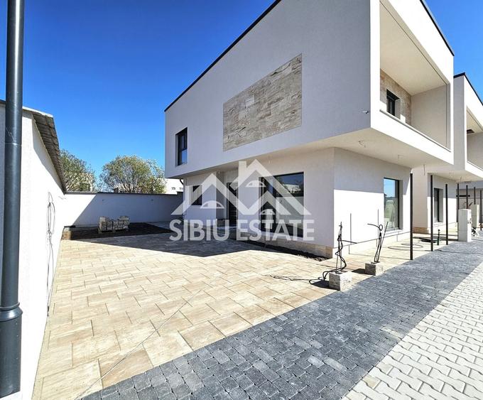 Duplex cu 4 camere cu Canalizare în Șelimbăr