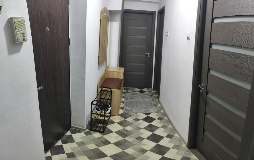 Apartament cu 3 camere semidecomandat în Gara