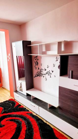 Apartament cu 3 camere decomandat în Florilor