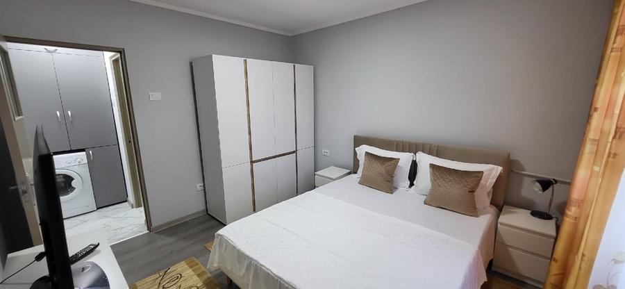 Apartament cu 2 camere semidecomandat, mobilat în City Park Mall
