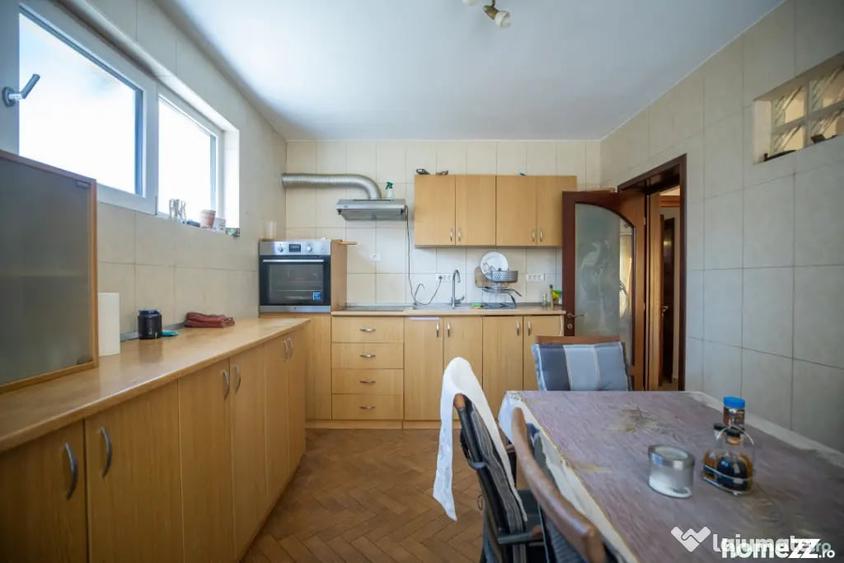 Casă cu 6 camere cu Teren 558 Mp în Central