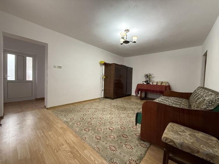 Casă cu 4 camere în Tătărani