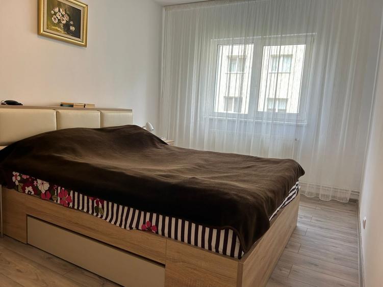 Apartament cu 3 camere semidecomandat în Centrul Civic