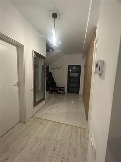 Casă cu 5 camere cu Teren 218 Mp în Prelungirea Ghencea