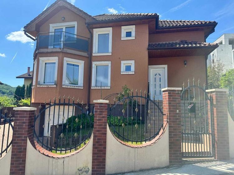 Casă cu 4 camere cu Teren 470 Mp în Câmpului
