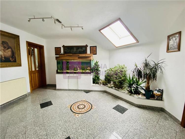 Casă individuală cu 7 camere cu Teren 1035 Mp în Central