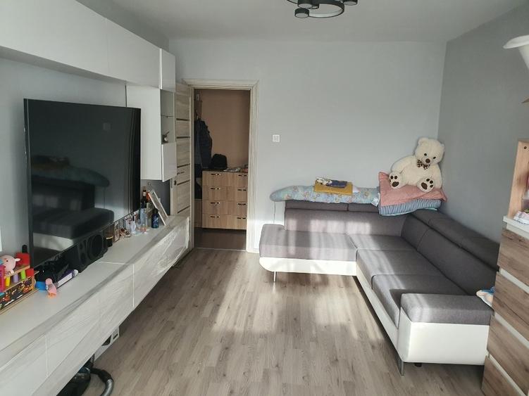 Apartament cu 3 camere decomandat în Florilor