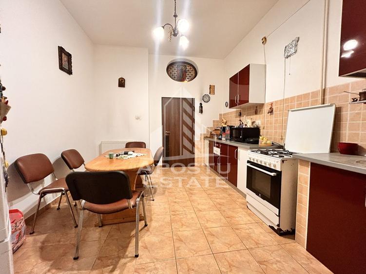 Apartament cu 4 camere circular, mobilat în P-ța Maria