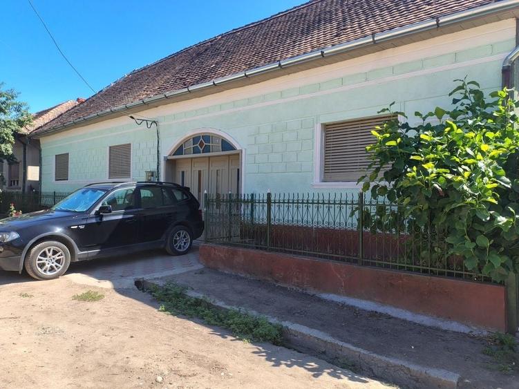 Casă cu 4 camere în Chisindia