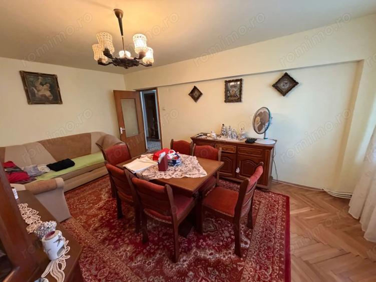 Apartament cu 3 camere decomandat în Central