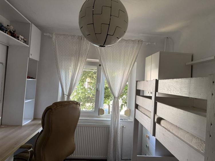Apartament cu 3 camere decomandat în Rovine