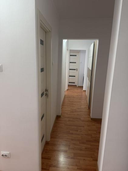 Apartament cu 3 camere decomandat în Eremia
