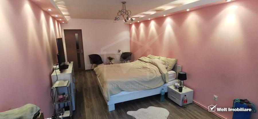Casă individuală cu 8 camere cu Canalizare în Luna de Sus