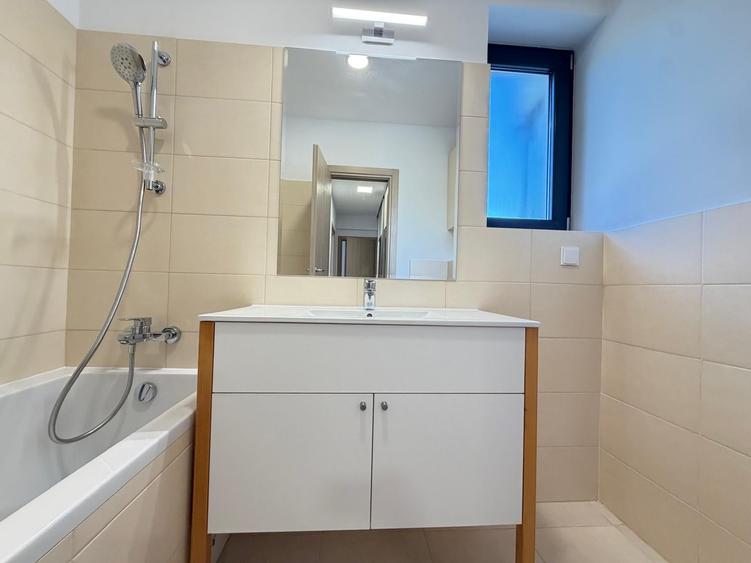 Apartament cu 3 camere semidecomandat în Băneasa